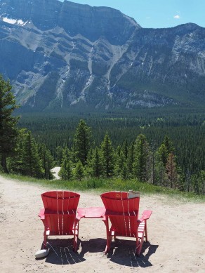 de rode stoelen in Canada